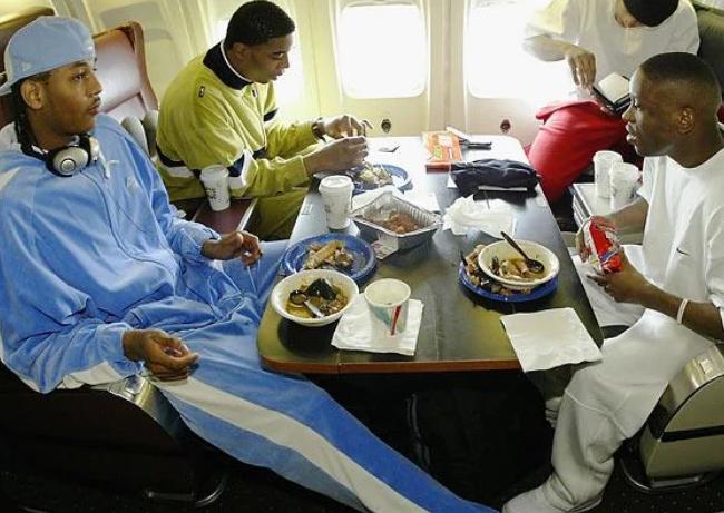 姚明和罗德曼,nba球星坐飞机吃饭