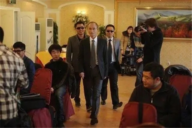 安徽网红老汉,安徽一农民长相酷似普京而走红