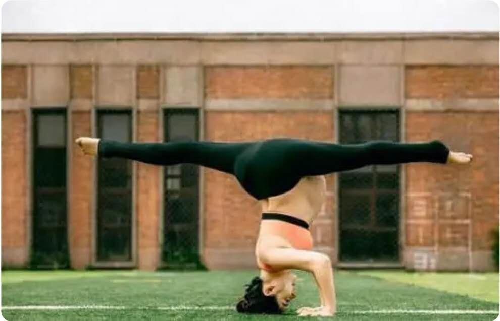 刘璇倒立晒孕肚做瑜伽照,刘璇挺孕肚倒立劈叉