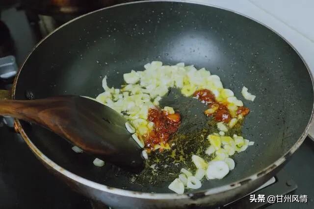 茄子肉段怎么做才能让茄子不油腻,油淋茄子怎样看起来不那么油腻