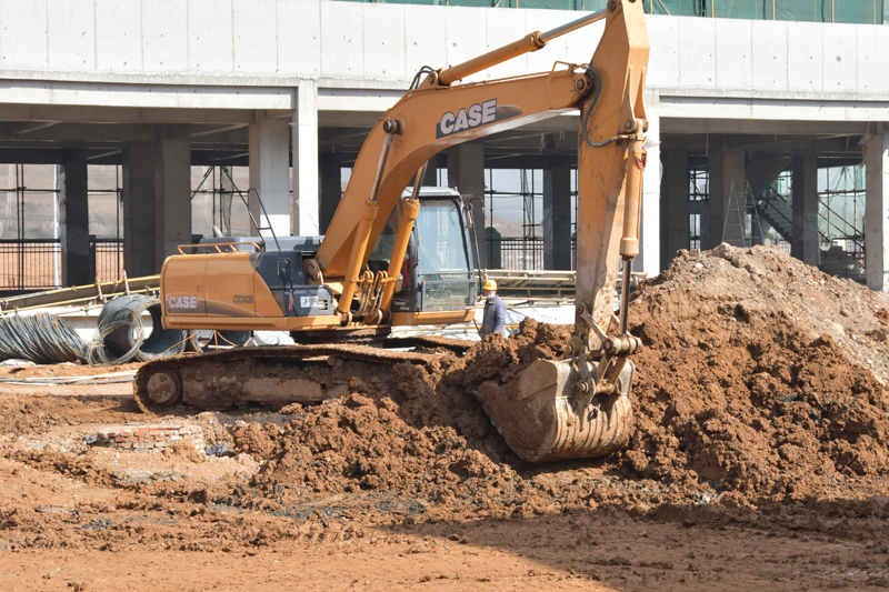 迎着春风实干前行视频,迎着春风迈向前方奔向未来