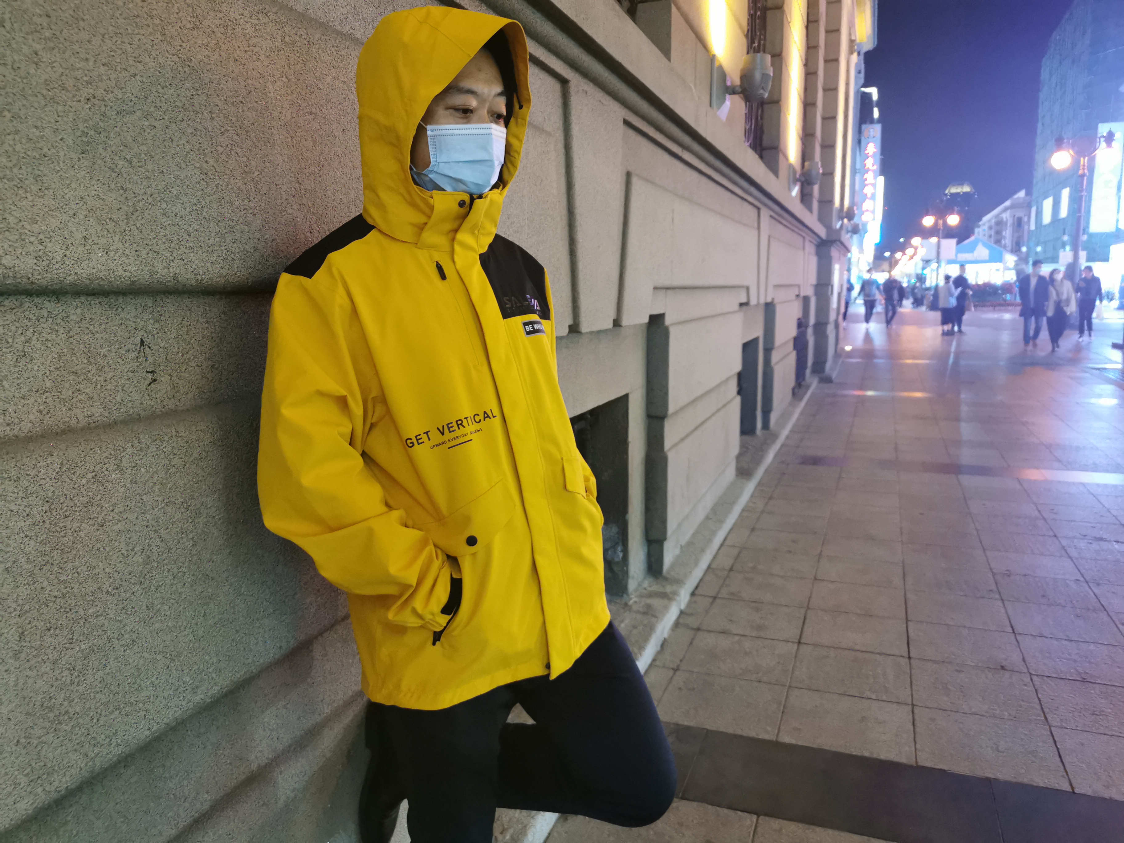 沙乐华明星同款冲锋衣,沙乐华和哥伦比亚冲锋衣哪个好