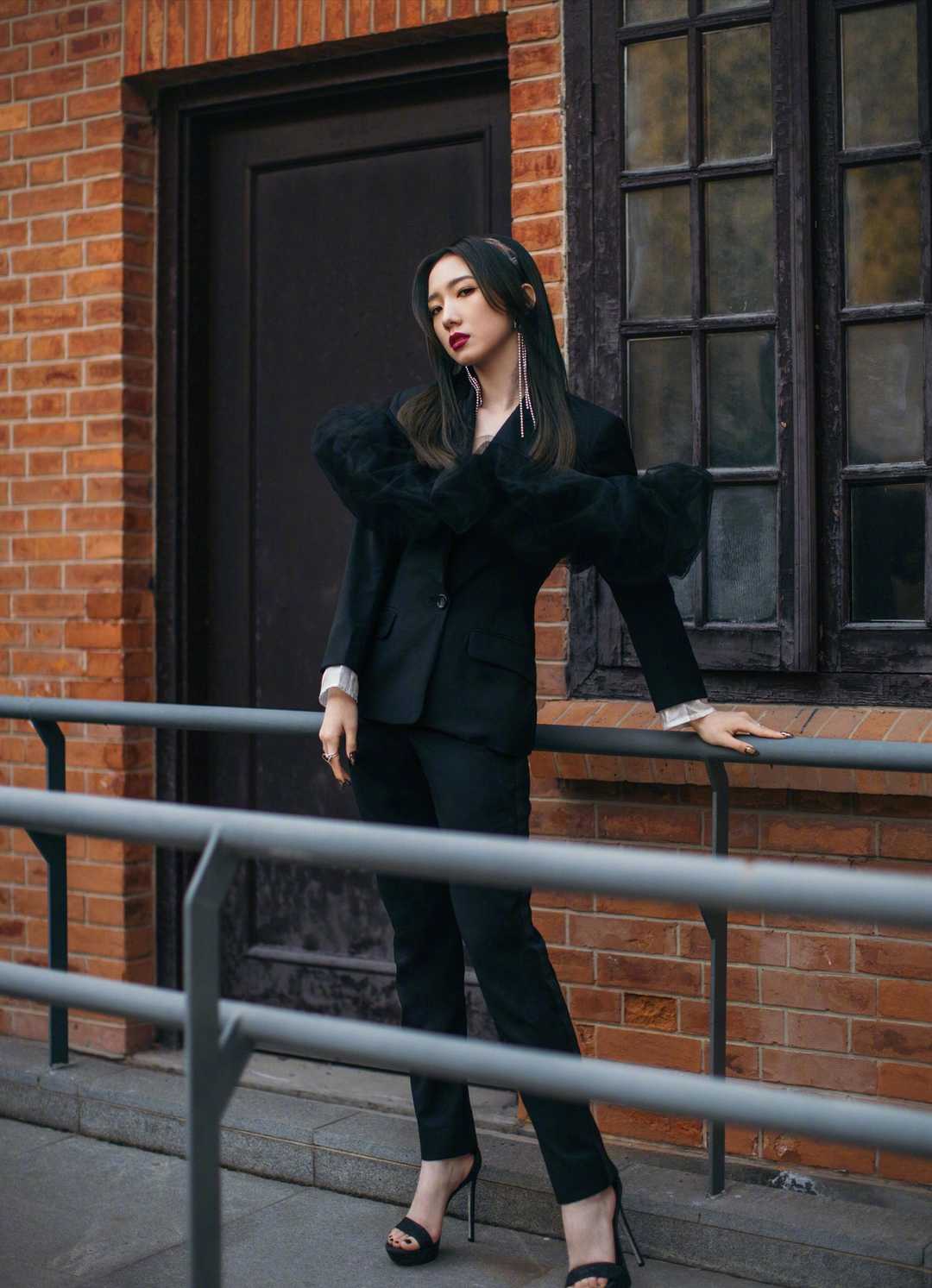 金喜善不愧是韩国第一美女,穿绿色西装套装配长卷发,气质太惊艳