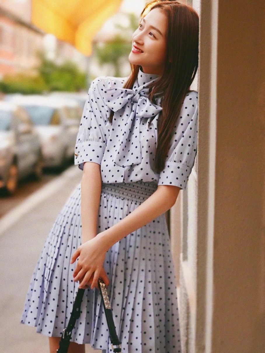 百褶裙今年流行百搭显瘦收腰冬款,版型好的百褶裙配卫衣