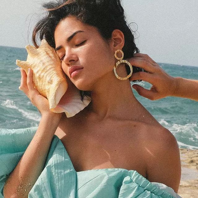 不差钱的女人的特点,为什么那么多人都喜欢佩戴耳环