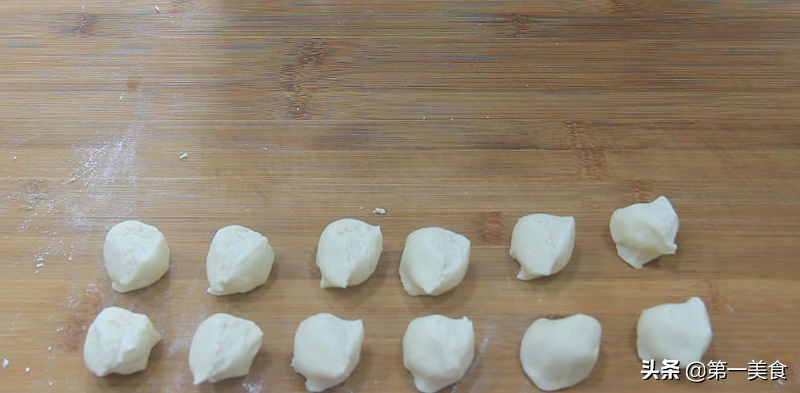 面点师麦穗水饺的包法,麦穗包子的捏法慢动作视频