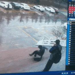 gif搞笑动图给我两块钱,把钱买完的搞笑图片