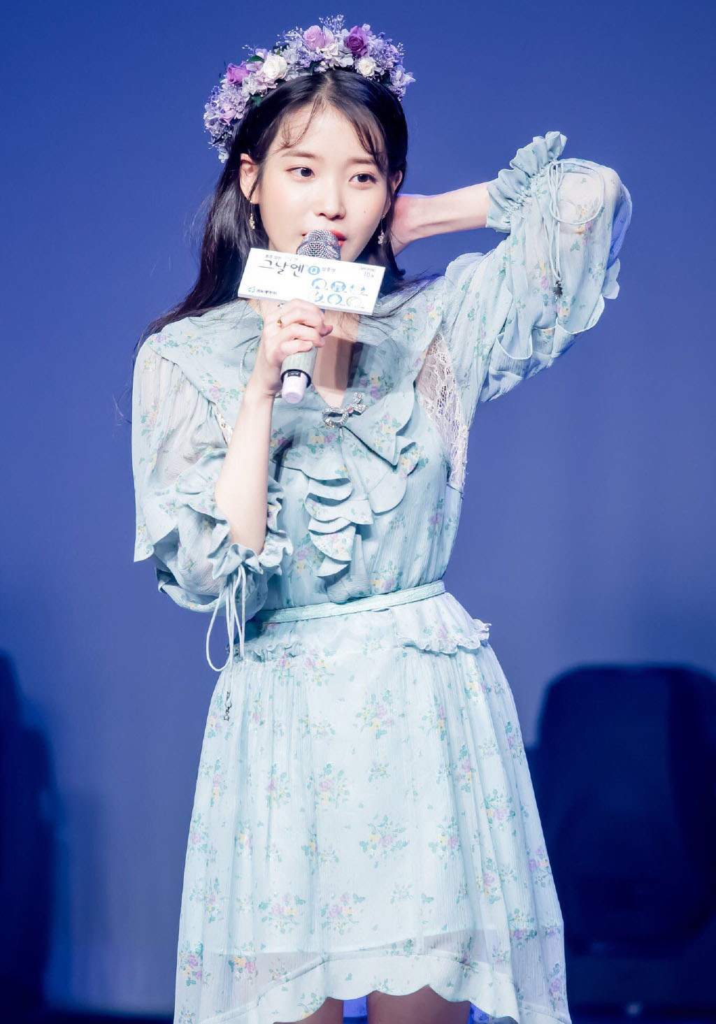 她是韩国音源女王，身穿绿毛衣搭淡紫纱裙，依旧美如少女