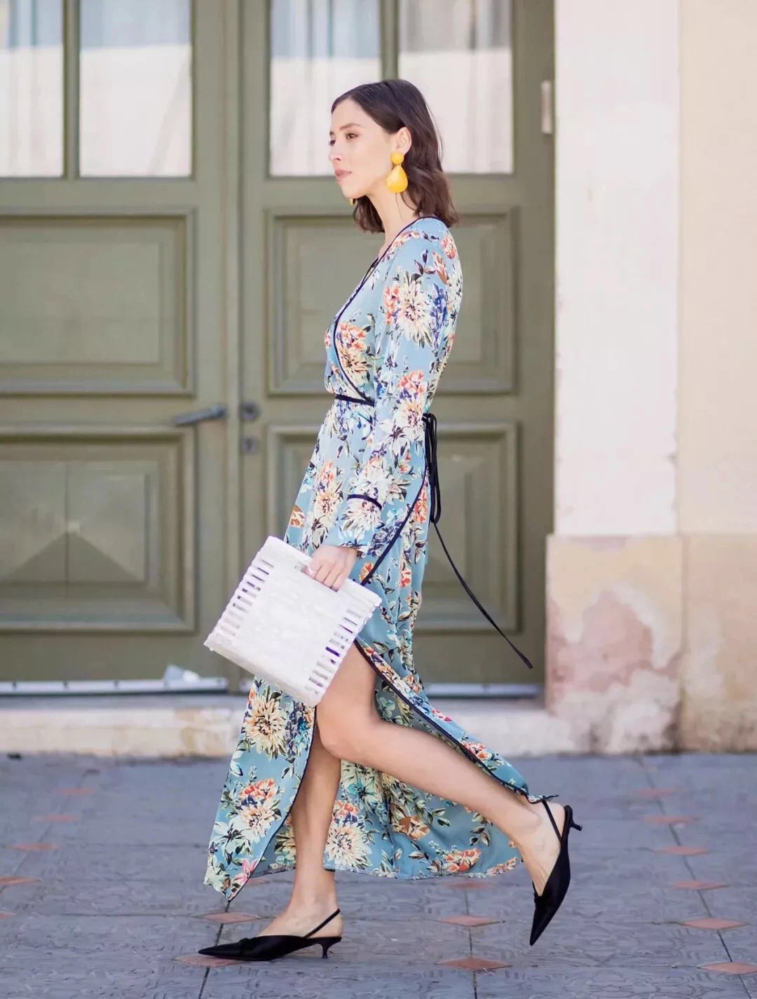 夏季女明星都爱抢着穿碎花裙,女明星红色碎花裙街拍