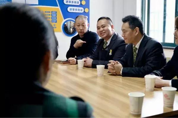 宁波这个小区的物业经理厉害了！听说他要调走，业主拍桌子说“不同意”！