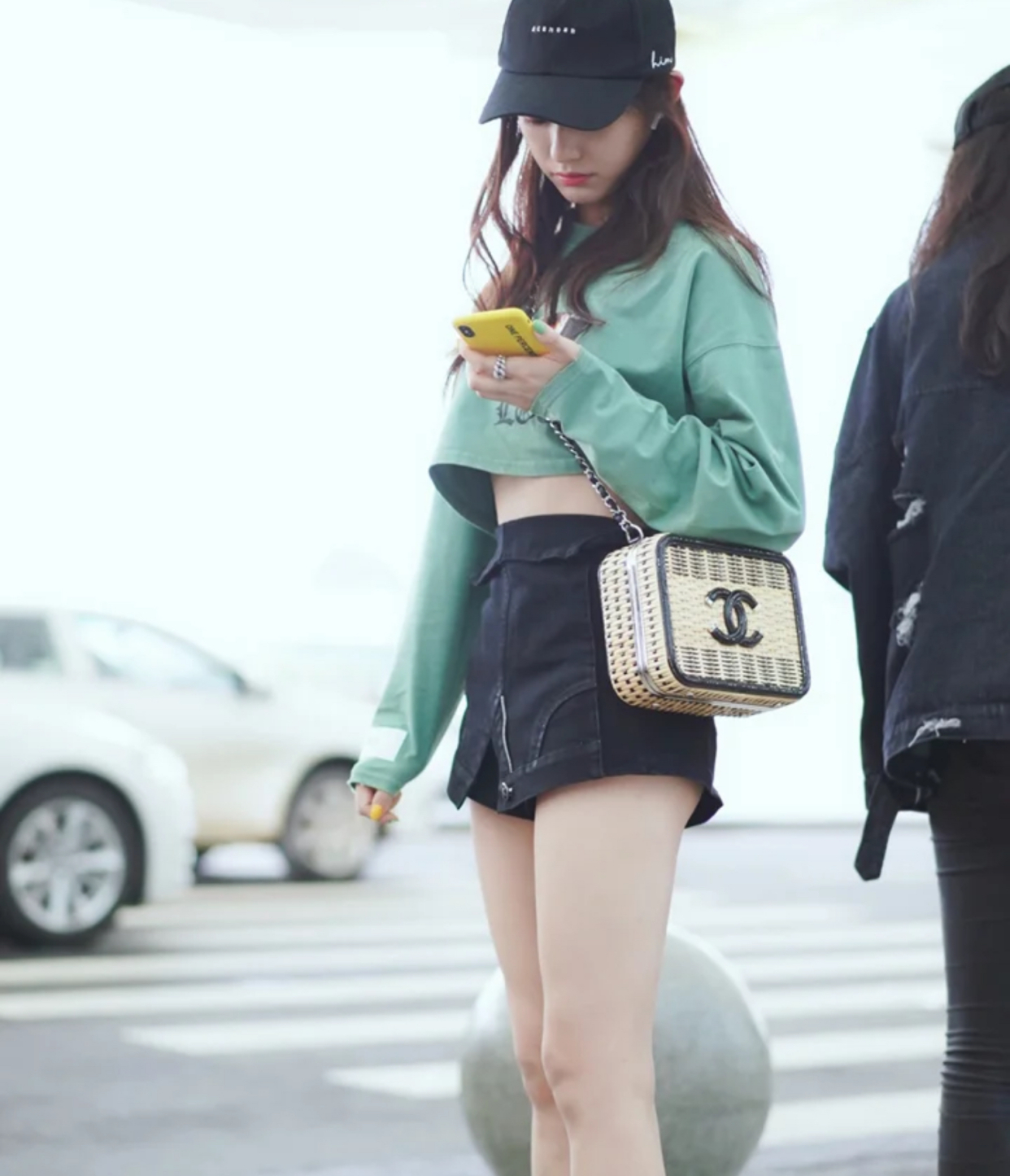 林允黑色罩衫短裤,林允短裤穿搭图片