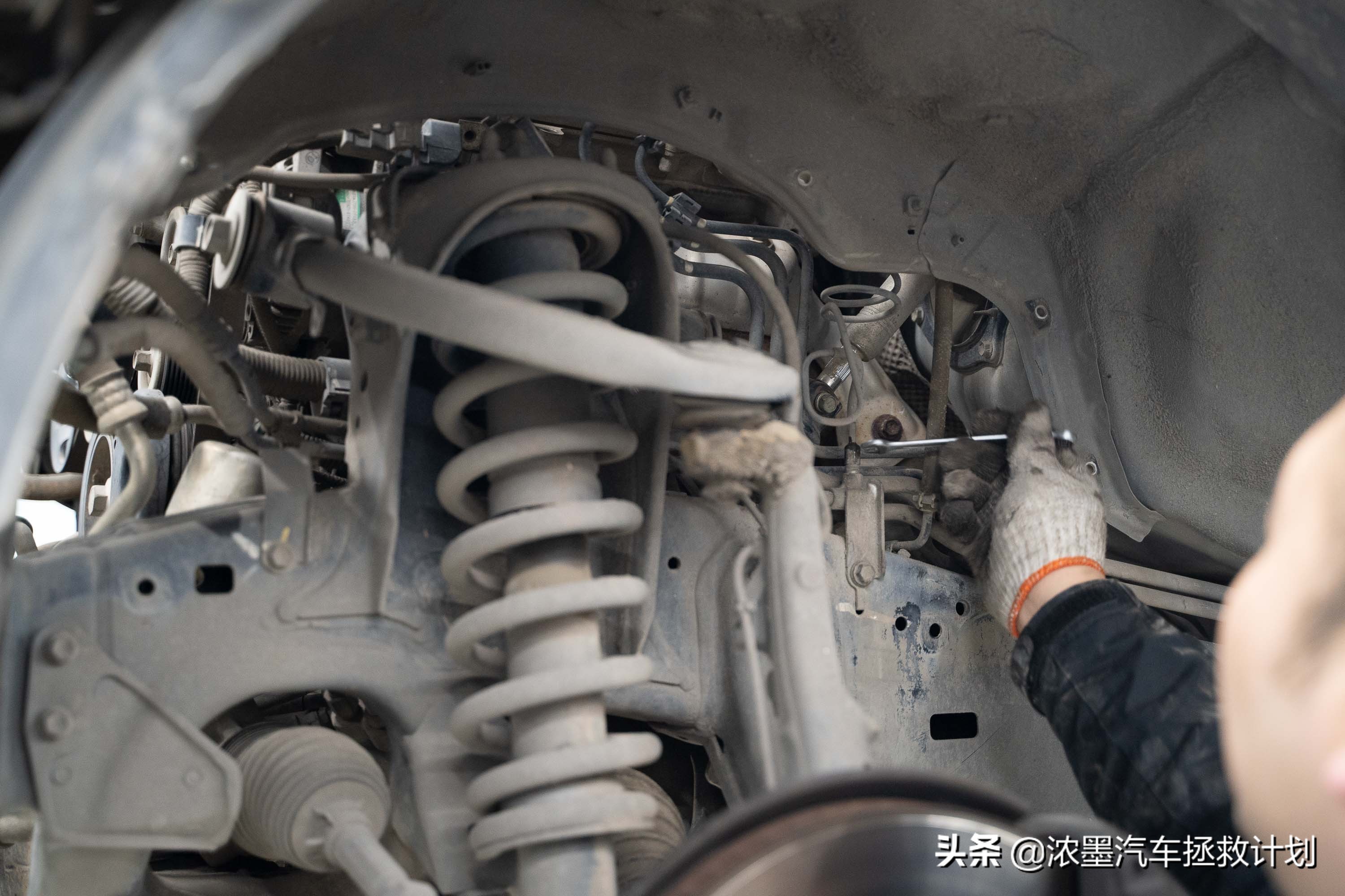 丰田霸道酷路泽带你翻山越岭,丰田兰德酷路泽低速4驱越野模式