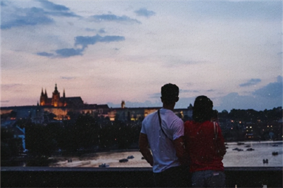 男女朋友交往没有共同话题怎么办,和女友相处长时间后没话题怎么办