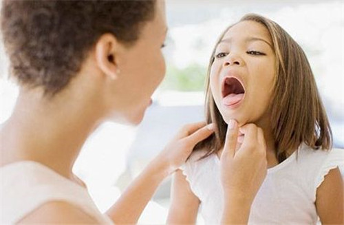 孩子吃东西被卡住,小孩子吃东西被卡住呕吐