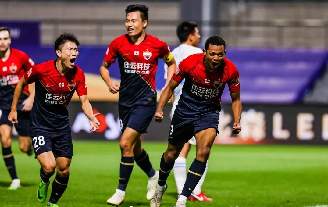 中超搞笑一幕，深足球员意外受伤，队医紧急救助，场面欢乐无比