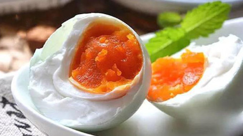 咸鸭蛋最简单的腌制方法出油,咸鸭蛋的最简单腌制方法