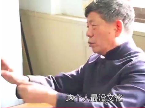 杨杨引争议！接受邓亚萍采访时跷二郎腿，还称国内开会时会睡着