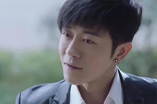 行走的荷尔蒙,这6位越老越有味,大胡茬克制又霸道,气质太绝了