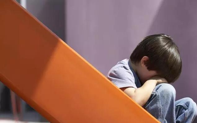 “妈妈今天老师亲我了”:别让我们拼命保护的孩子,毁在性教育上