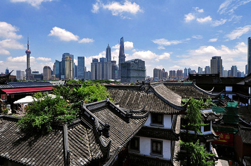 上海大都市繁华的老城隍庙,上海中心金碧辉煌的寺庙