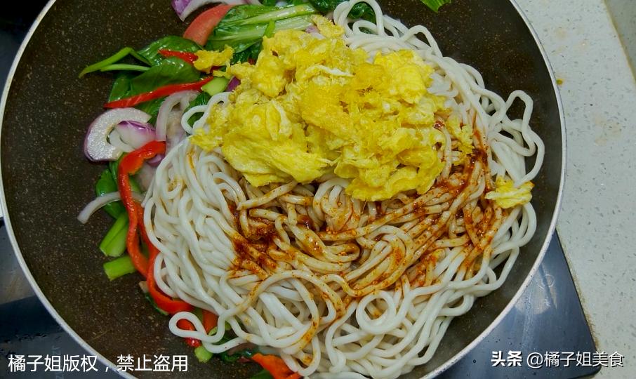 炒面条最新做法,教你自制炒面条