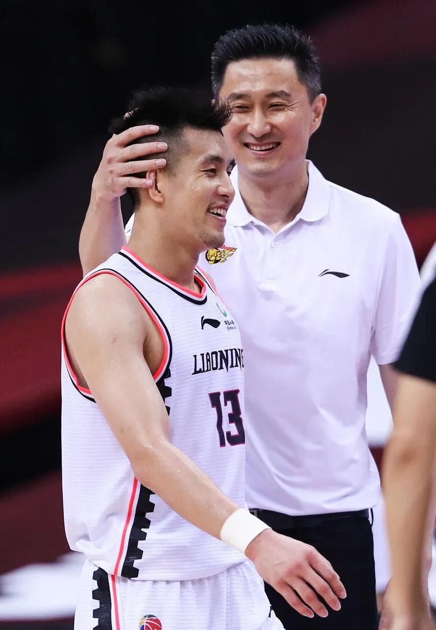 杜锋夺冠安慰辽宁队,杜锋安慰失去冠军的辽宁球员