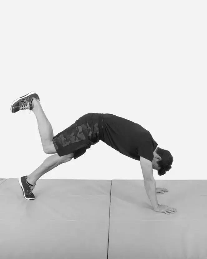 瑜伽倒立的好处及正确的倒立方法,床头倒立的好处及正确的倒立方法