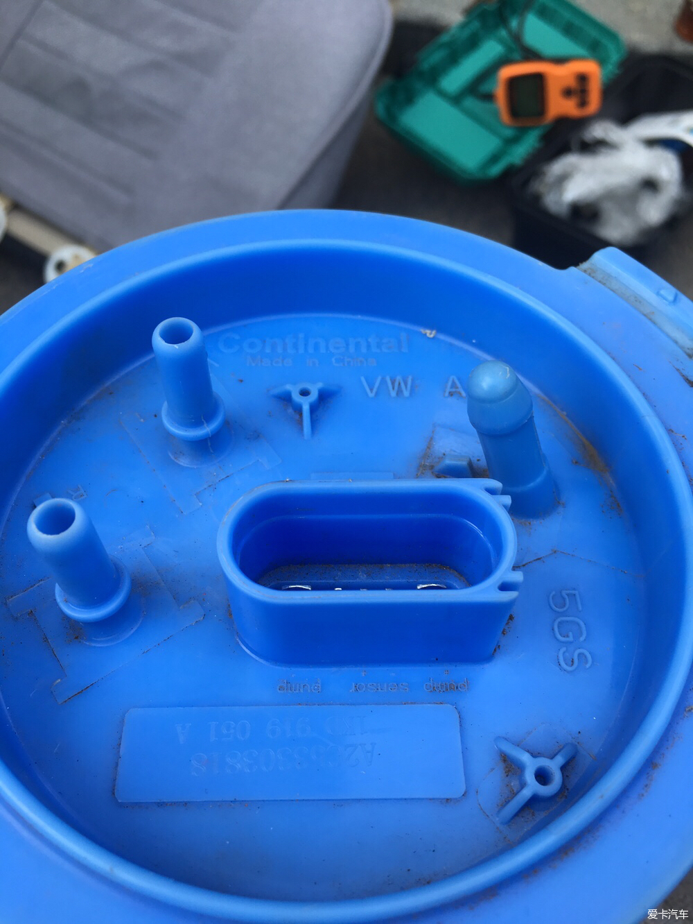 更换内置汽油滤芯油位很重,更换汽油内置滤芯把油用完吗