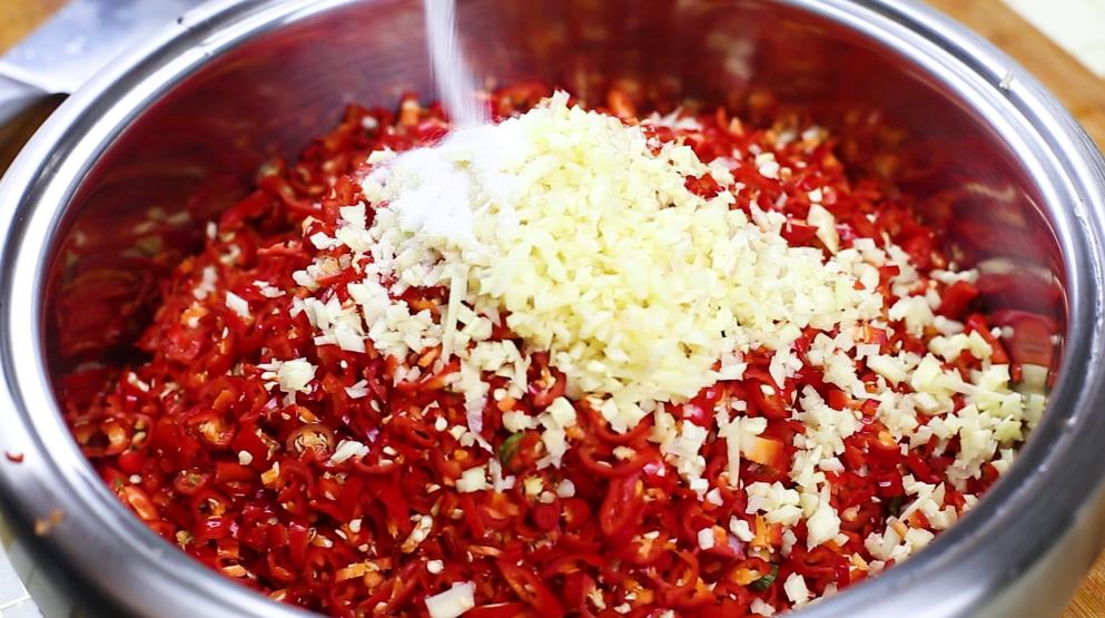 广东大厨后厨用的剁辣椒的做法,怎样做剁辣椒不要那么酸