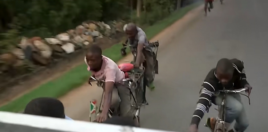 喀麦隆玩命出租车，一辆车坐17人，中国自行车也在非洲遍地开花