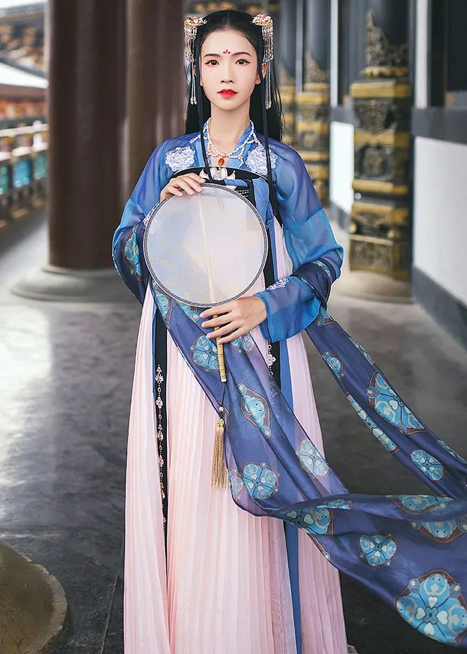 汉尚华莲汉服爆款,华莲红汉服