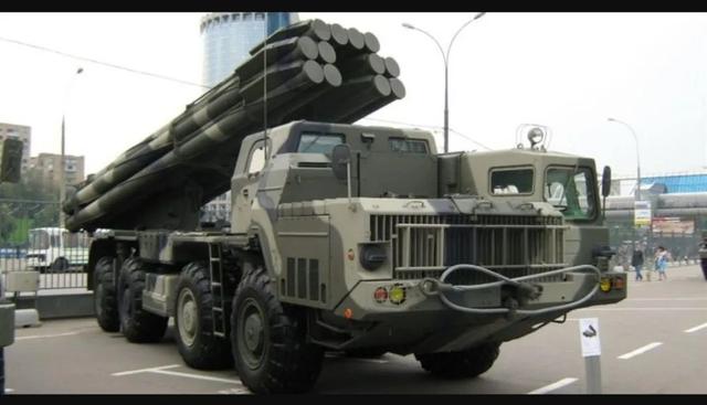 俄罗斯火箭炮连续发射震撼视频,俄罗斯旋风300火箭炮