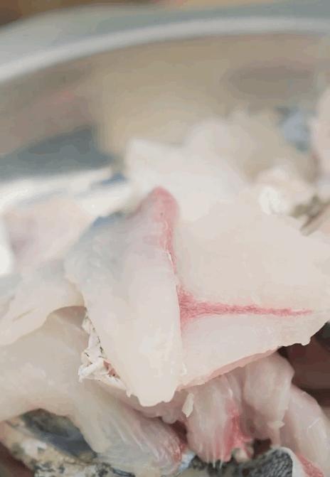 巴到喉咙里的那颗青花椒，勾起好多吃鱼人的回忆！