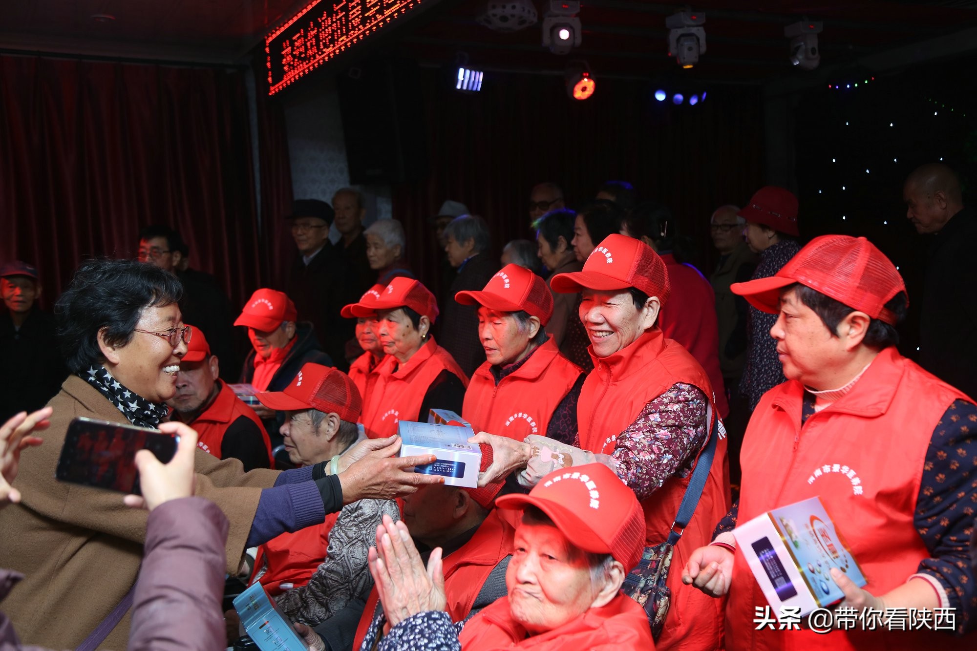 谷泽天下生态农场走进渭南市景华医养院举办重阳节爱心慰问活动