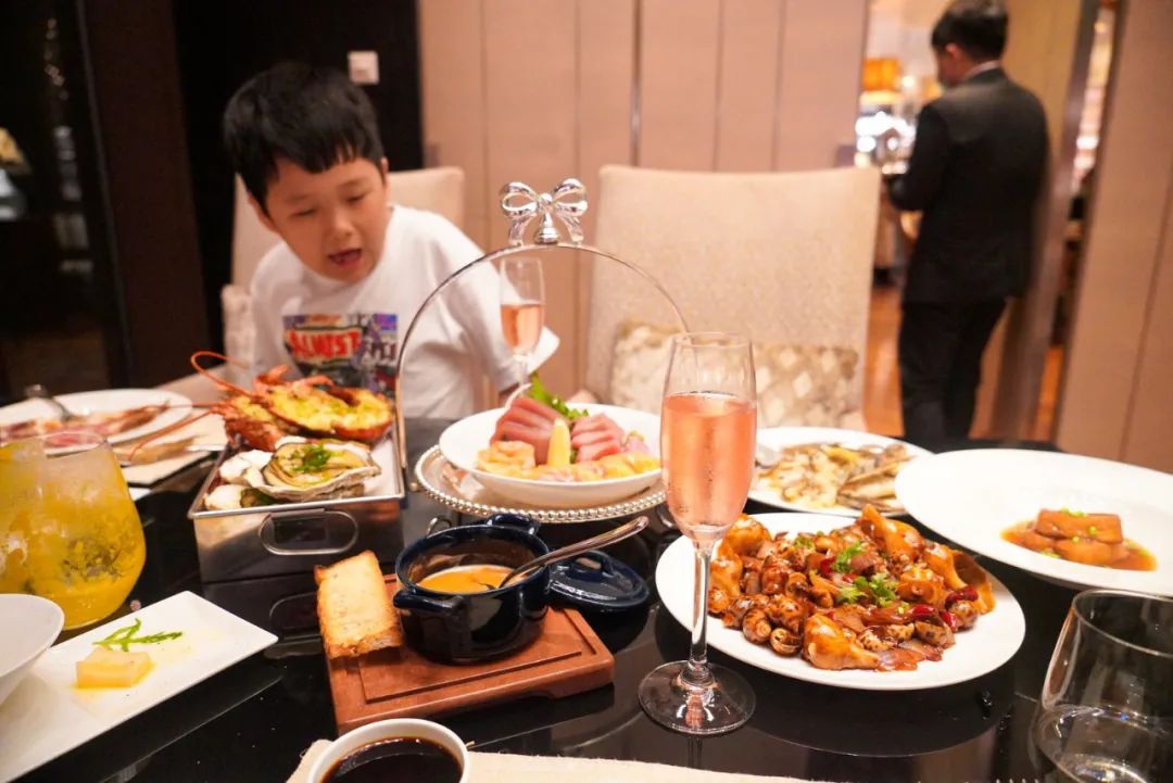 不到两千就能住天津丽思卡尔顿？还能随便吃？这样的羊毛不多了