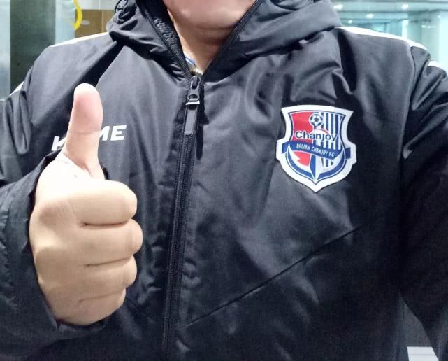 球迷火车上把珍贵棉服借女孩保暖却被垫狗窝？真相是什么