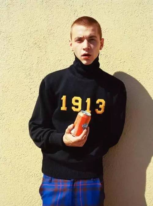 头发硬两边翘怎么办,男生头发很炸该怎么剪好看