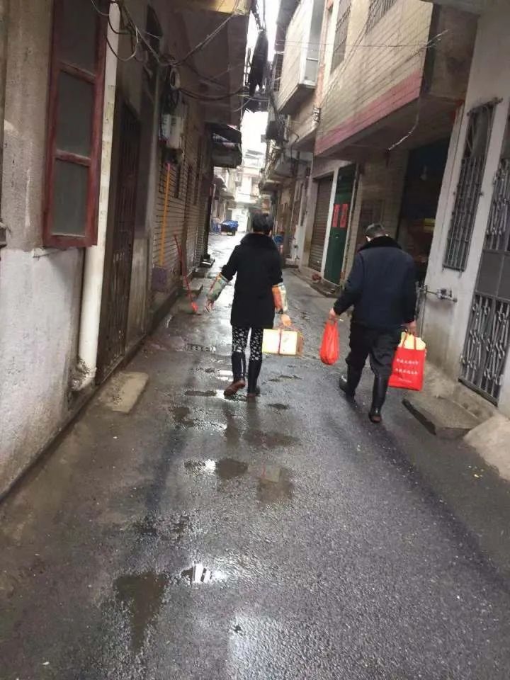 战疫路上的主心骨兼守护人员,在疫情期间站岗值守志愿者