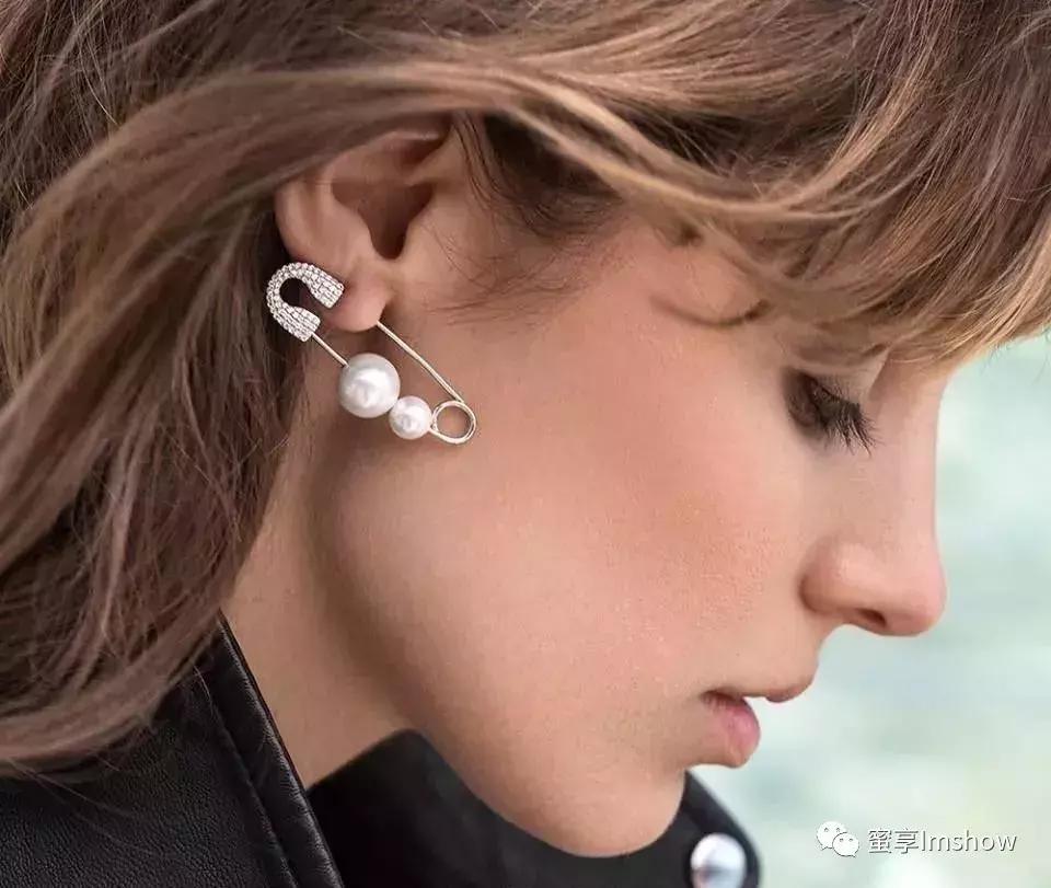 7种时尚又有品位的饰品搭配方法,百搭不过时的饰品有哪些