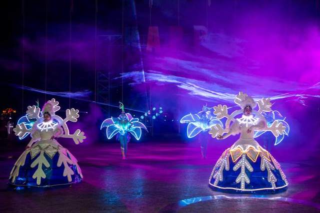 成都欢乐谷圣诞跨年季浪漫来袭，蓝精灵温暖冬日，开启欢乐不眠夜