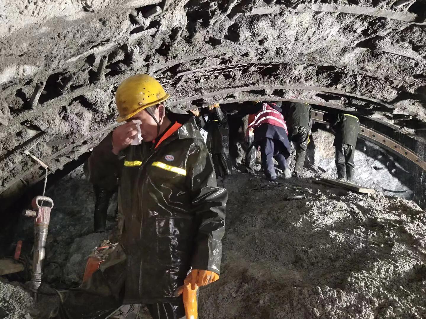 阿尔金山上的“路桥”人