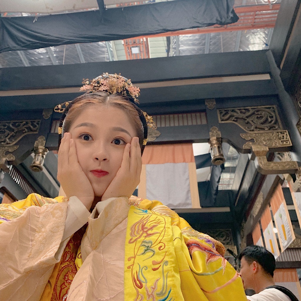 虞书欣怒斥朋友圈内容被卖给粉丝，成名后代购、黄牛、销售都没删