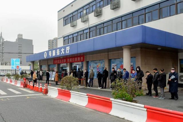 人在外地车子年检过期了怎么办,车子年检过期被交警抓到会怎么样