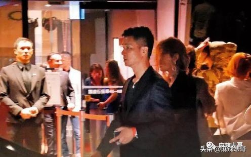 老公夜会嫩模转1万，小S却一个包背10年，这婚姻好不好她不知道？