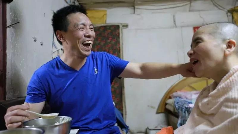 妻子昏迷十年丈夫不离不弃,妻子植物人13年丈夫不离不弃照顾