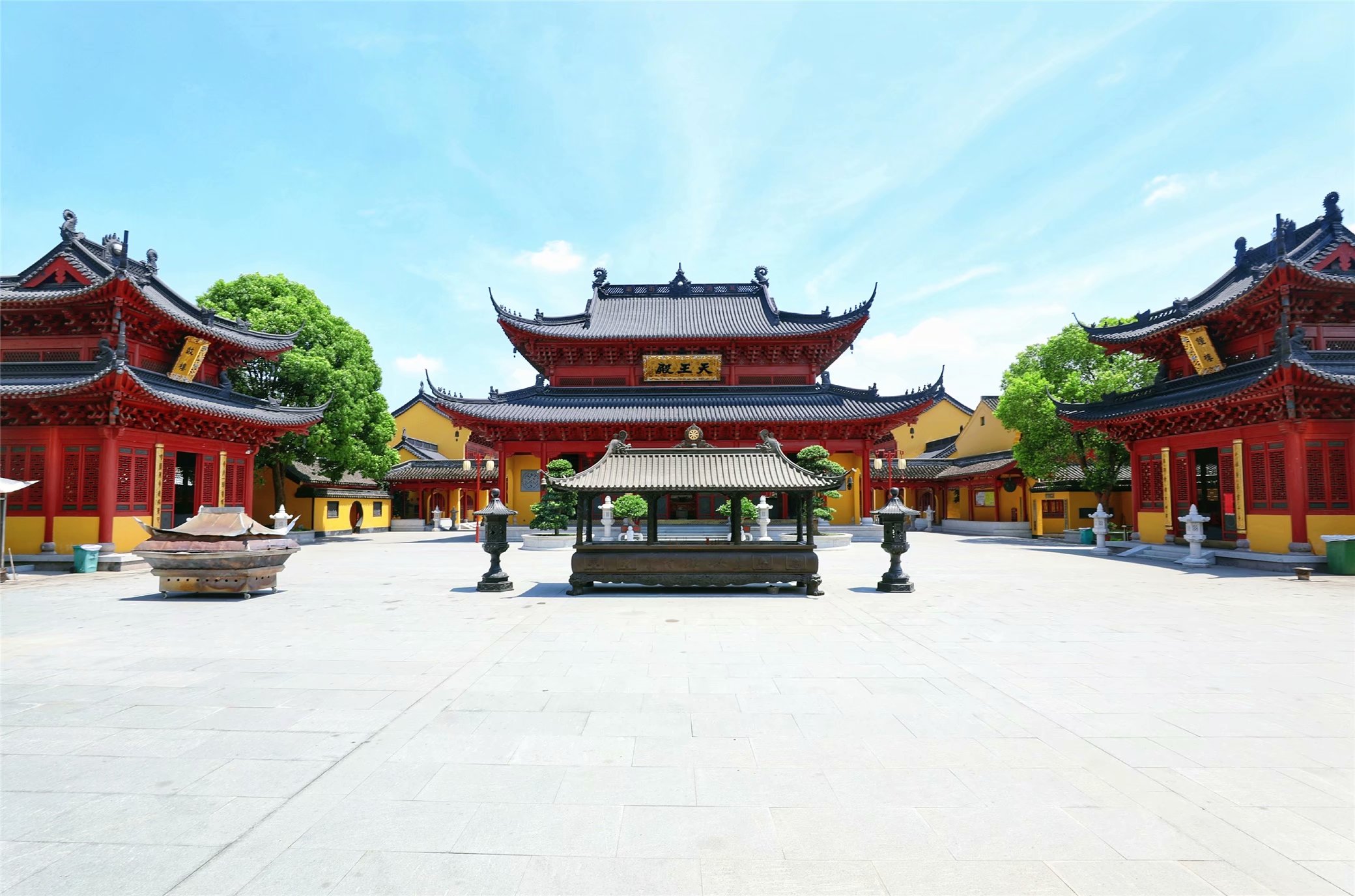 这座古镇因腊肠而闻名遐迩，同时也是绍兴师爷的故乡