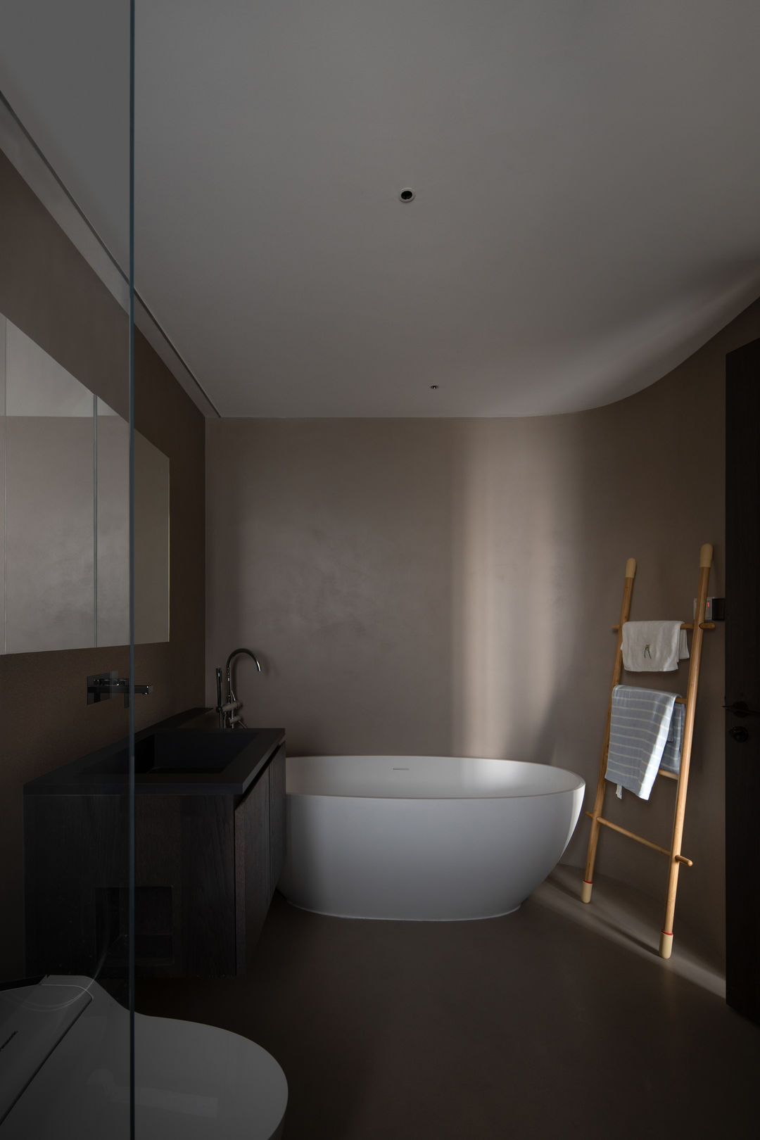 90平米两室一厅浅黑胡桃装修图,小户型现代简约胡桃木色