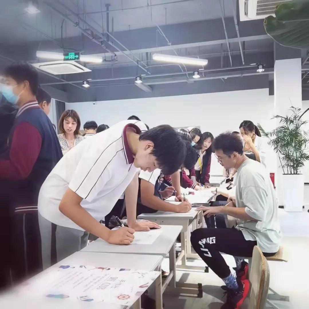 上海高藤致远创新学校社团招新现场:有趣的人,终会相遇