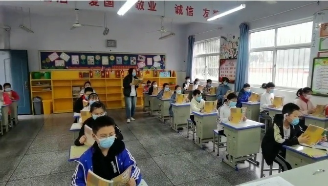 雪峰小学开学第一天的视频,桃源小学开学第一天