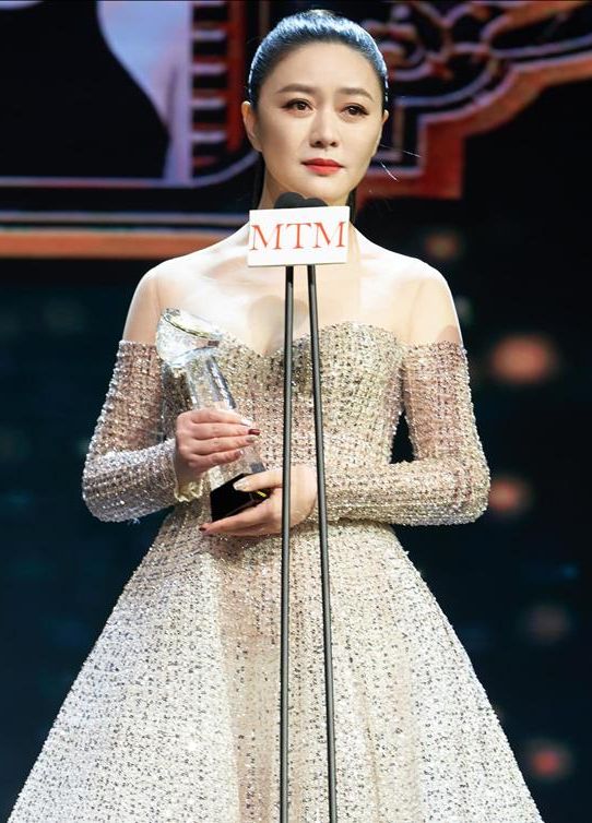 田海蓉晒47岁生日美照,田海蓉戴墨镜年轻写真